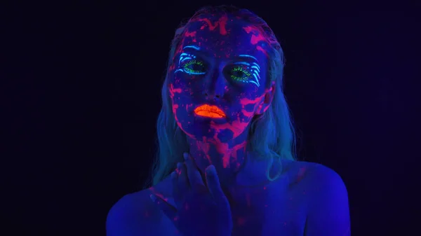 Zdjęcie młodej dziewczyny z jasnym body w świetle ultrafioletowym — Zdjęcie stockowe