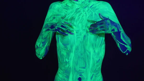 Dívka s nahými prsy v ultrafialovém světle — Stock fotografie