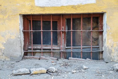 Hasarlı ve terk edilmiş binaların resmi