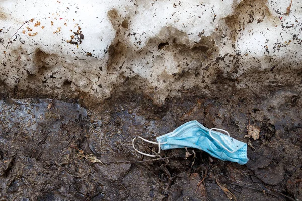 Foto van gooiden gebruikt medisch masker op de grond — Stockfoto