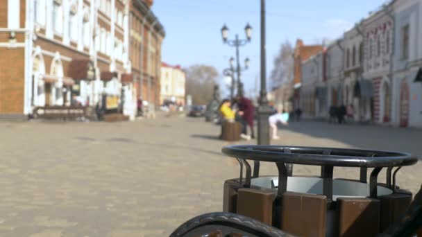 Съемка мусорного ведра на улице весной — стоковое видео