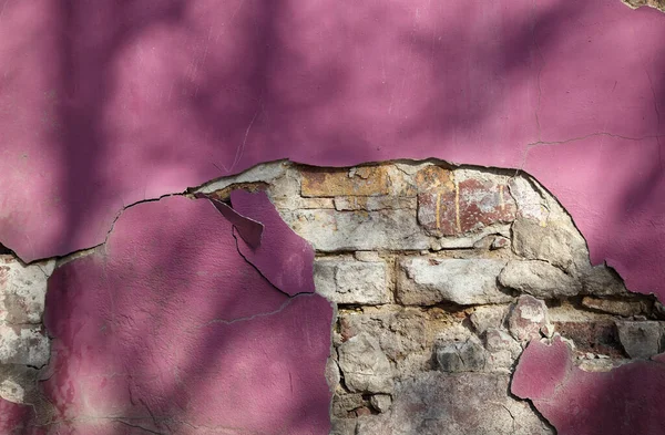 Imagem de parede rachada com descascamento de tinta rosa — Fotografia de Stock
