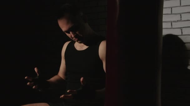 Filmagem de homem morena com fitas de boxe preto — Vídeo de Stock