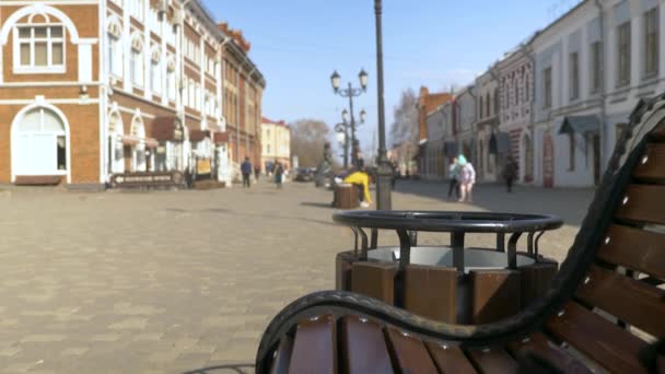 Filmación de la papelera en la calle en primavera — Vídeos de Stock