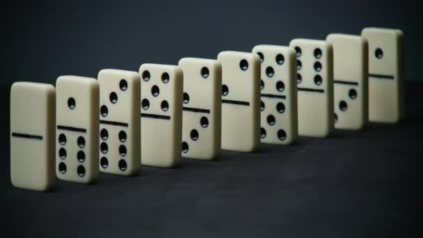 Filmati di elementi domino cadenti - effetto domino sul nero — Video Stock