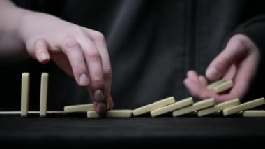Siyah üzerine domino elementlerinin yerleştirilmesi