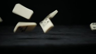 Domino oyununun düşen ögelerinin videosu