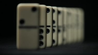 Siyah üzerine odaklanmış domino elementlerinin düşüşü