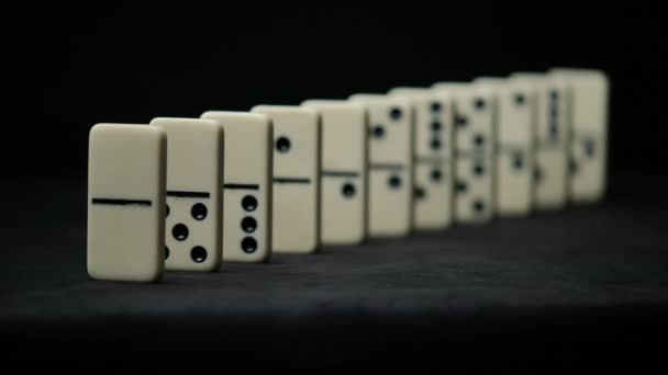 Düşen domino elementleri - Siyah üzerinde domino etkisi — Stok video