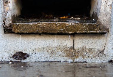 Hasarlı ve terk edilmiş rögarın resmi