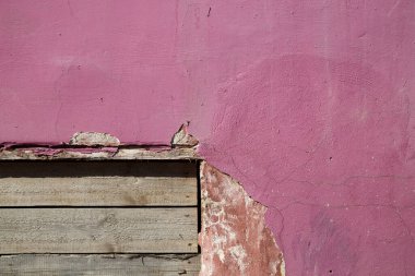 Pembe boyalı eski bir duvar resmi