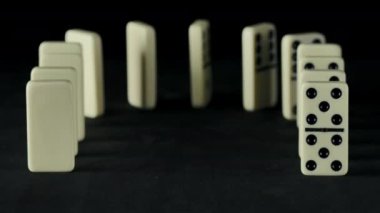 Düşen domino taşları videosu