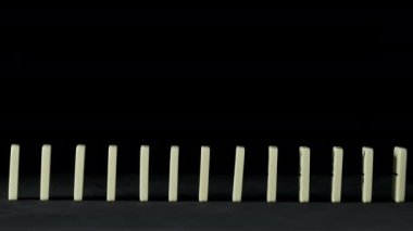Siyah üzerine düşen domino bloklarının videosu