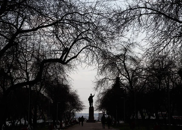 Bild av monumentet i stadsparken — Stockfoto