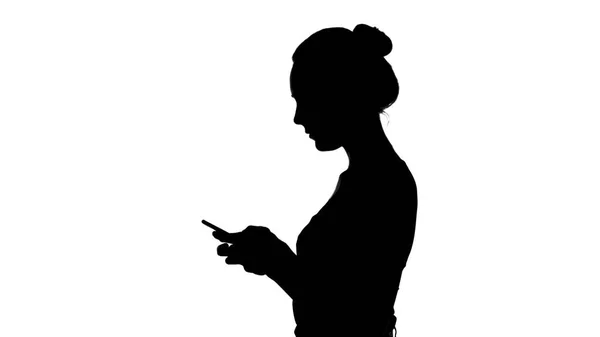 Silhueta de adolescentes com smartphone no fundo branco — Fotografia de Stock