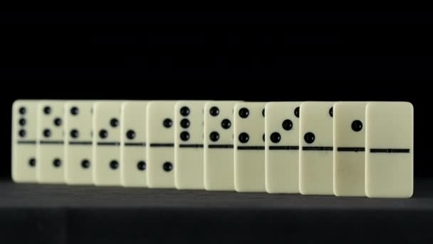 Video pádu domino na černé — Stock video