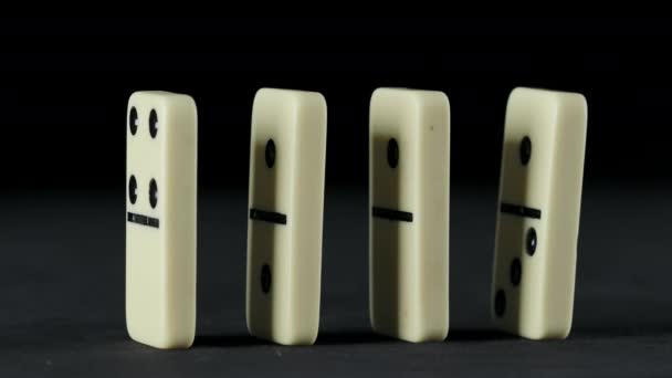 Filmagem de blocos de dominó caindo em preto — Vídeo de Stock