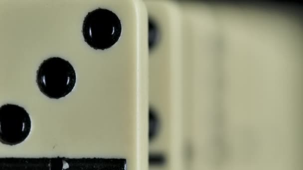 Düşen domino taşlarını siyah, yakın çekim üzerine çekmek — Stok video