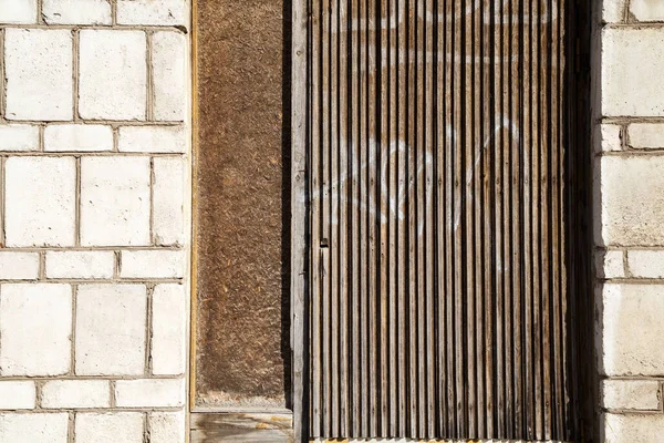 Photo of a boarded up abandoned house — Stock Photo, Image