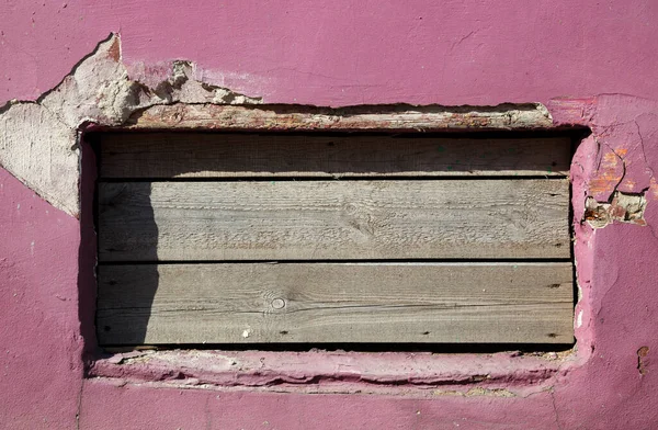 Imagem de parede rachada com descascamento de tinta rosa — Fotografia de Stock