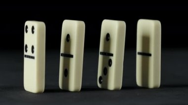 Siyah üzerine düşen domino taşının görüntüsü