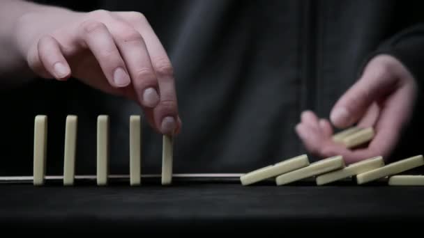 Filmagem de colocar elementos de dominó no preto — Vídeo de Stock