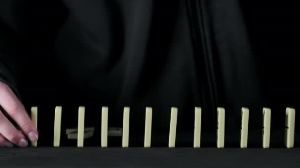 Filmagem de mulher colocando blocos de dominó — Vídeo de Stock