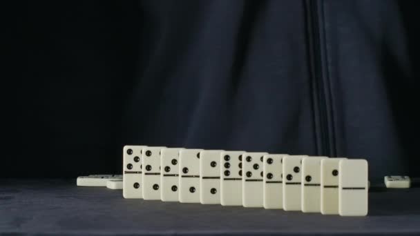 Filmagem de mulher colocando elementos de dominó — Vídeo de Stock