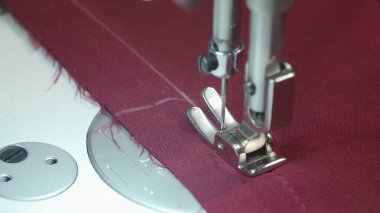 Atölyede dikiş dikerken çekilmiş bir fotoğraf.