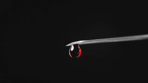 Tiro de aguja de jeringa con gota de sangre — Foto de Stock