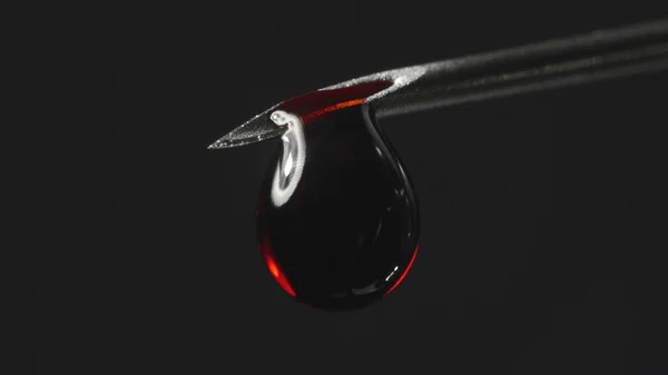 Tiro de seringa agulha de aço com gota de sangue vermelho — Fotografia de Stock
