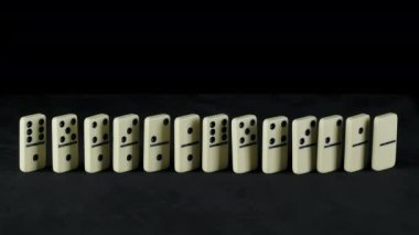 Siyah üzerine düşen domino taşını vurmak