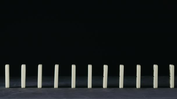 Sparatoria di blocchi di domino cadenti su nero — Video Stock