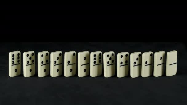 Tiro de la caída de dominó en negro — Vídeos de Stock