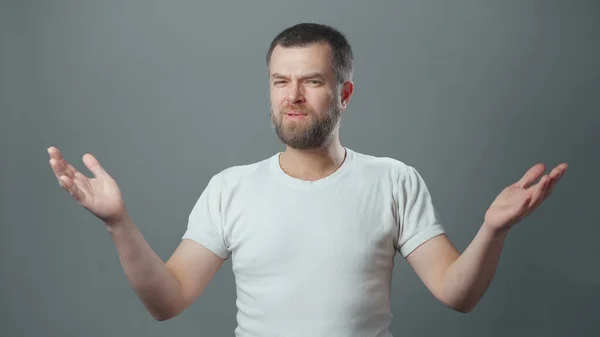 Photo de demander à un jeune homme barbu — Photo