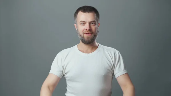 Foto van vrolijke man met baard op grijs — Stockfoto