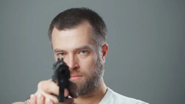 Photo of the bearded man and gunpoint — Stock Photo, Image