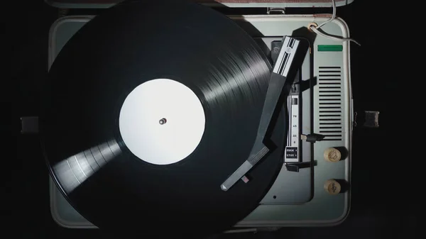 Foto de un gramófono con un disco de vinilo giratorio, vista superior —  Fotos de Stock