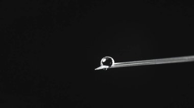 Bir damla sıvı ile şırınga iğnesinin fotoğrafı