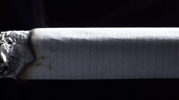 Πυροβολισμός τσιγάρου που σιγοκαίει με φίλτρο στο μαύρο — Φωτογραφία Αρχείου