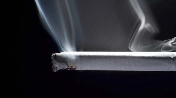 Γκρο πλαν φωτογραφία του καψίματος του τσιγάρου με φίλτρο και στάχτες — Φωτογραφία Αρχείου