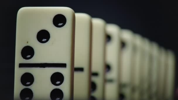 Düşen domino elementlerinin çekimi - domino etkisi — Stok video