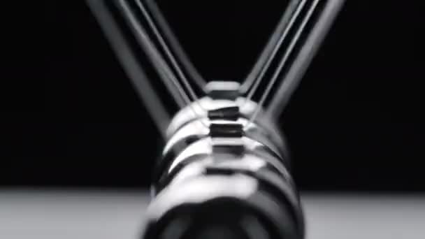 Filmato di palle di newton in acciaio in movimento su sfondo nero — Video Stock
