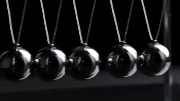 Schieten van opgehangen stalen newton ballen in beweging op zwarte achtergrond — Stockvideo