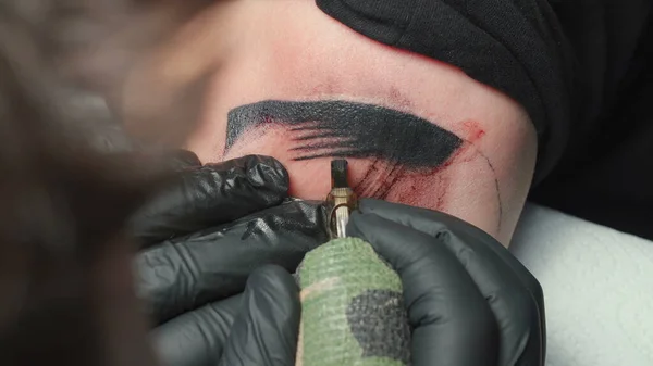 Shooting of man tattooist getting tattoo of snake — Stock Photo, Image