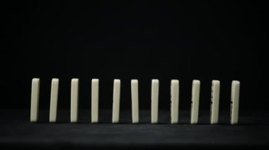 Domino oyununun yanlamasına düşme videosu