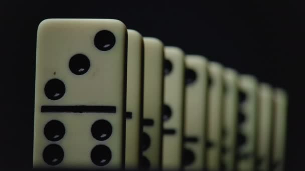 Düşen domino elementlerinin görüntüsü - domino etkisi — Stok video