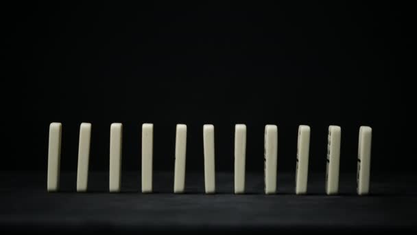 Video van vallende zijdelingse elementen van het spel van dominostenen — Stockvideo
