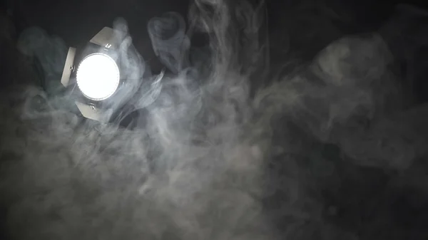Riprese di riflettori in nuvole bianche di fumo — Foto Stock
