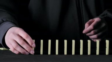 Domino blokları yerleştiren bir kadının vurulması